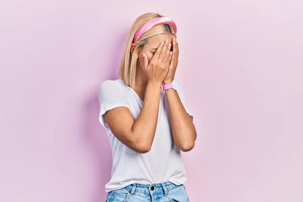 Mulher Loira Bonita Vestindo Camisa Branca Casual Com Expressão Triste — Fotografia de Stock