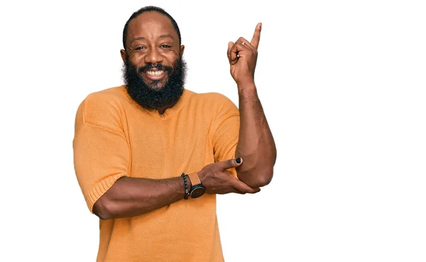 Joven Hombre Afroamericano Vistiendo Ropa Casual Sonriendo Feliz Señalando Con — Foto de Stock