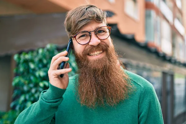 Молодой Ирландец Рыжей Бородой Улыбается Счастливо Разговаривает Смартфону Городе — стоковое фото