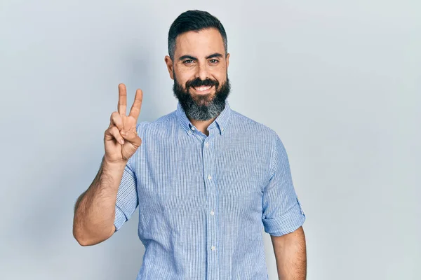 Joven Hispano Vestido Con Ropa Casual Sonriendo Con Cara Feliz —  Fotos de Stock