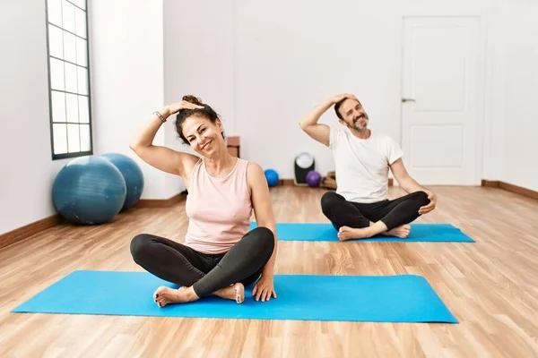 Gammaldags Latinamerikanskt Par Som Övar Och Stretchar Yogarummet Två Vuxna — Stockfoto