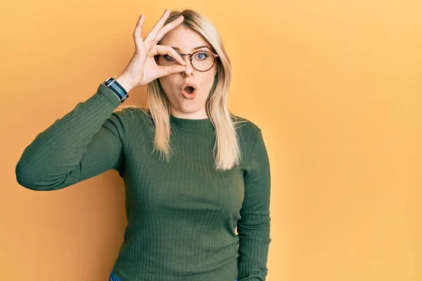 Junge Kaukasische Frau Lässiger Kleidung Und Brille Die Geste Schockiert — Stockfoto