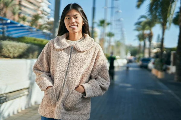 Giovane Donna Asiatica Sorridente Felice Piedi Città — Foto Stock