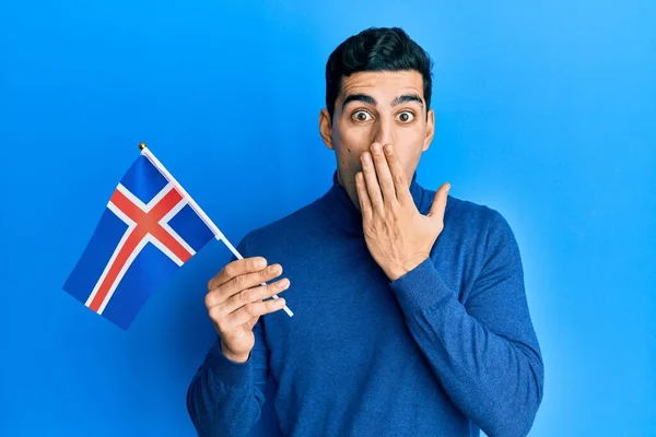 Snygg Latinamerikansk Man Som Håller Öflaggan Över Munnen Med Handen — Stockfoto