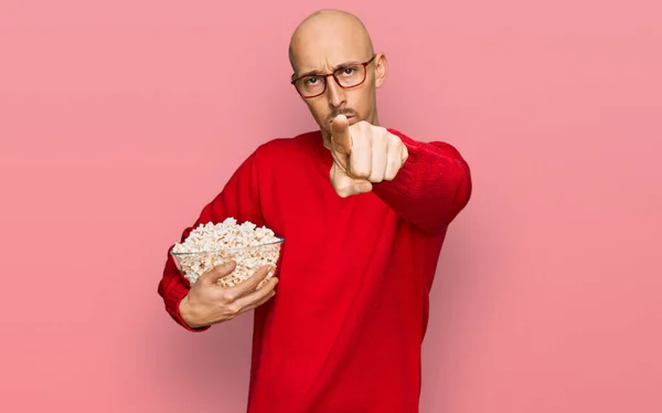 Kale Man Met Baard Die Popcorn Eet Wijzend Met Vinger — Stockfoto
