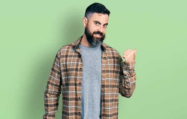 髭を生やしたヒスパニック系の男は幸せな顔をして笑顔カジュアルシャツを身に着けていると親指で側面を指してアップ — ストック写真