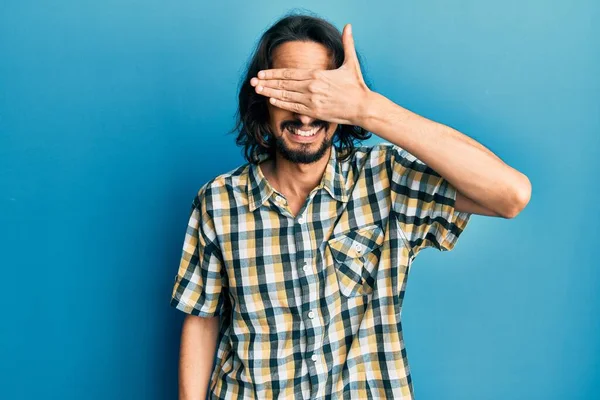 Jonge Latijns Amerikaanse Man Casual Kleding Glimlachend Lachend Met Hand — Stockfoto