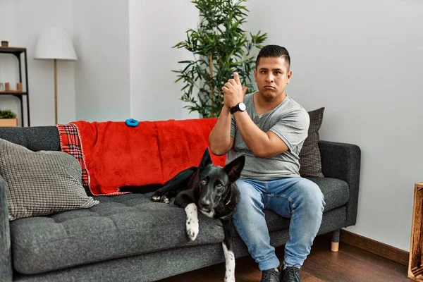 Jovem Latino Homem Cão Sentado Sofá Casa Segurando Arma Simbólica — Fotografia de Stock