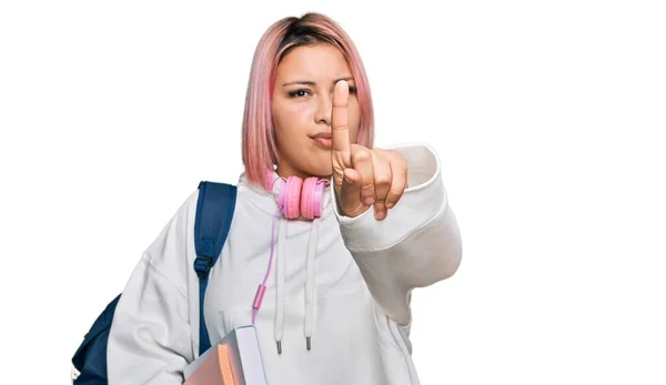 Mulher Hispânica Com Cabelo Rosa Usando Mochila Estudantil Fones Ouvido — Fotografia de Stock