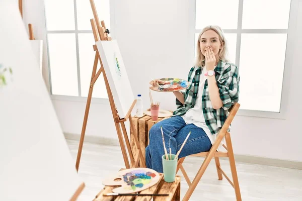 Młoda Artystka Maluje Płótnie Pracowni Sztuki Śmiejąc Się Zawstydzając Chichocząc — Zdjęcie stockowe