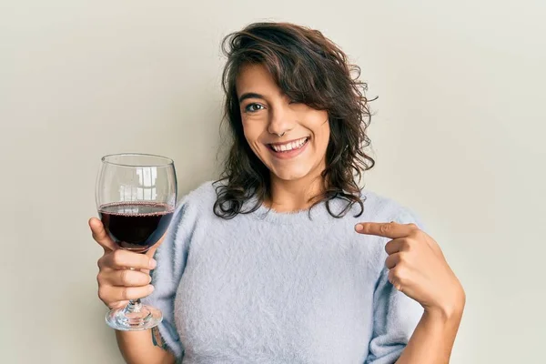 Mujer Hispana Joven Bebiendo Una Copa Vino Tinto Señalando Con — Foto de Stock