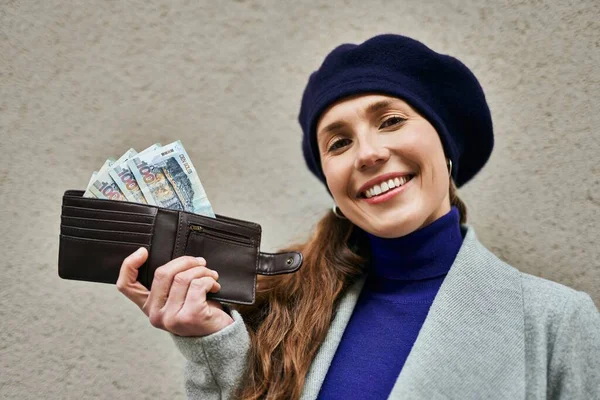 Joven Rubia Sonriendo Feliz Sosteniendo Billetera Con Billetes Peru Sol —  Fotos de Stock
