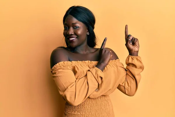 Jovem Africano Vestindo Roupas Casuais Sorrindo Olhando Para Câmera Apontando — Fotografia de Stock