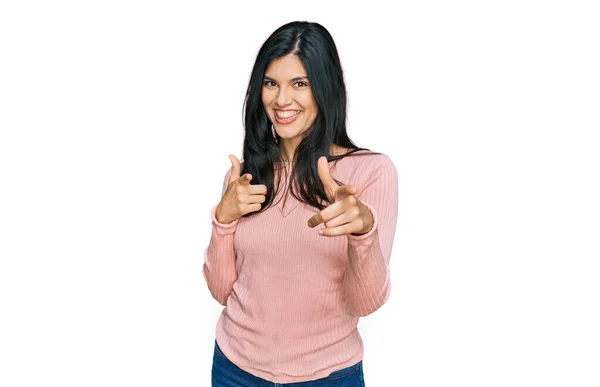 Ung Latinamerikansk Kvinna Casual Kläder Pekar Finger Till Kamera Med — Stockfoto
