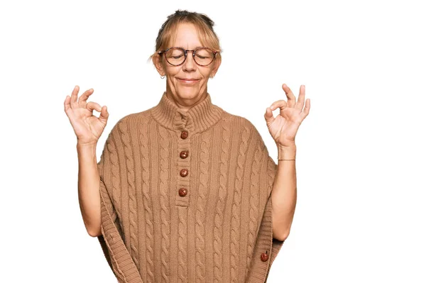 Mujer Rubia Mediana Edad Vistiendo Suéter Gafas Relajarse Sonreír Con —  Fotos de Stock