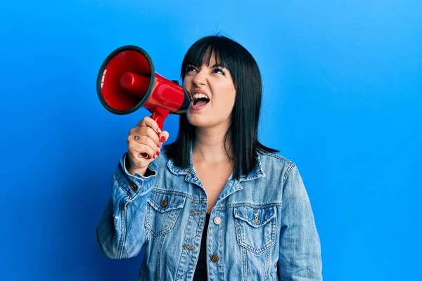 Jovem Size Mulher Gritando Usando Megafone — Fotografia de Stock