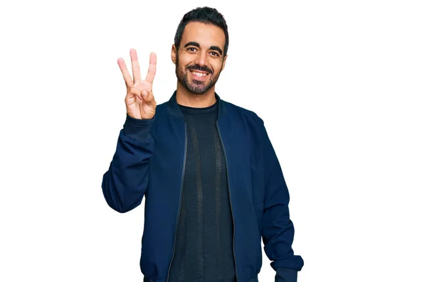 Junger Hispanischer Mann Lässiger Kleidung Zeigt Mit Finger Nummer Drei — Stockfoto