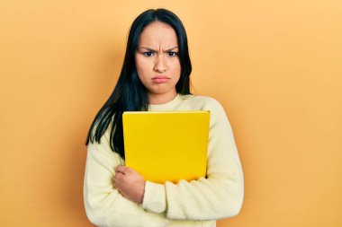 Burnuna piercing takan, kitap delici, şüpheci ve sinirli, sorun yüzünden surat asan güzel İspanyol bir kadın. negatif kişi. 