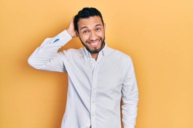 İş gömleği giyen sakallı İspanyol adam soru sorup şaşırıyor. Şüpheyle kararsız, kafa kafaya düşünerek. Düşünceli kavram. 