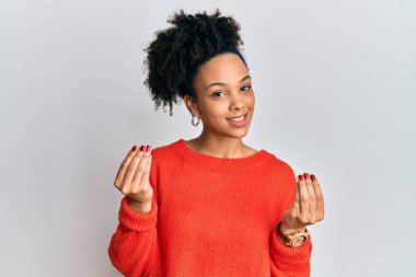 Genç Afrikalı Amerikalı kız gündelik kıyafetler giyer, para yapar, elleriyle jest yapar, maaş ister, milyoner iş ister. 