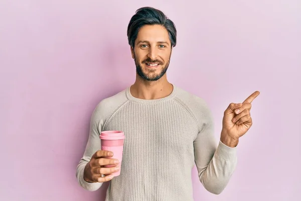 Joven Hispano Bebiendo Una Taza Café Para Llevar Sonriendo Feliz —  Fotos de Stock