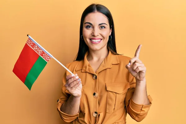 Jovem Morena Segurando Bandeira Belarus Sorrindo Com Uma Ideia Pergunta — Fotografia de Stock