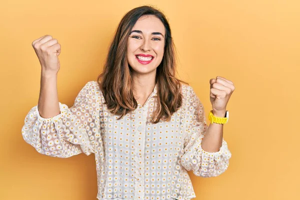 Junge Hispanische Mädchen Lässiger Kleidung Schreien Stolz Feiern Sieg Und — Stockfoto