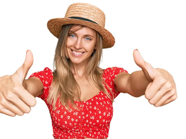 Vacker Kaukasiska Kvinna Bär Sommar Hatt Godkännande Gör Positiv Gest — Stockfoto