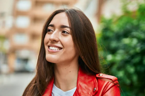 Giovane Donna Ispanica Sorridente Felice Piedi Alla Città — Foto Stock