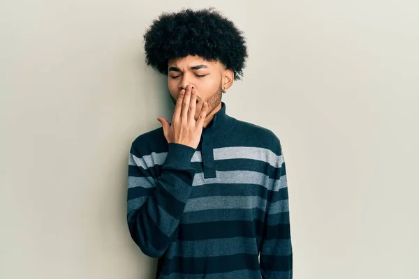 Junger Afrikanisch Amerikanischer Mann Mit Afro Haaren Lässiger Kleidung Gelangweilt — Stockfoto