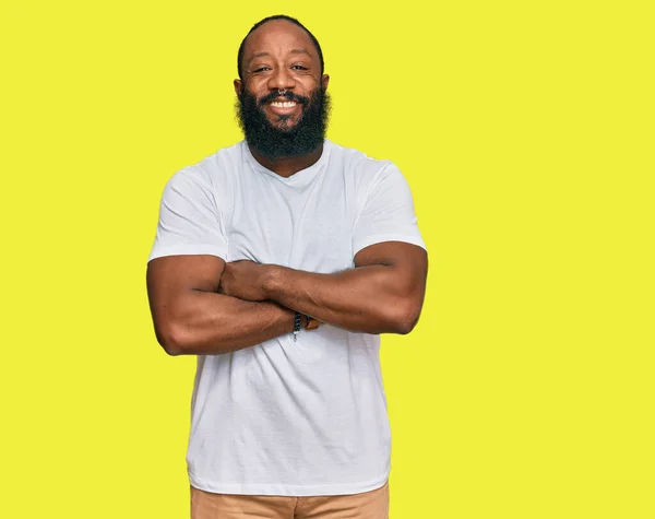 Joven Hombre Afroamericano Vistiendo Casual Camiseta Blanca Cara Feliz Sonriendo — Foto de Stock