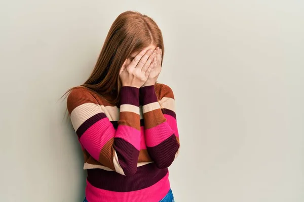 Ung Irländsk Kvinna Klädd Vardagskläder Med Sorgligt Uttryck Som Täcker — Stockfoto