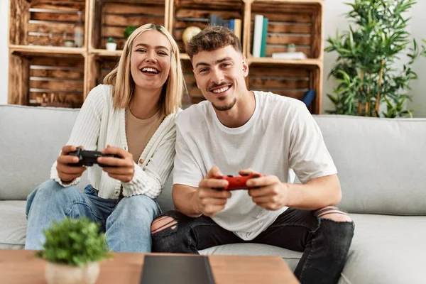 Fiatal Kaukázusi Pár Mosolyog Boldog Játszik Videojáték Otthon — Stock Fotó