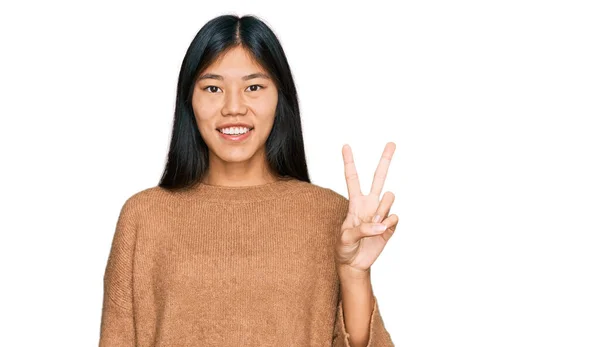 Красивая Молодая Азиатка Обычном Зимнем Свитере Показывает Показывает Пальцами Номер — стоковое фото