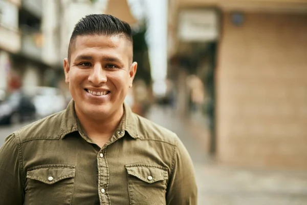 Giovane Uomo Latino Sorridente Felice Piedi Alla Città — Foto Stock