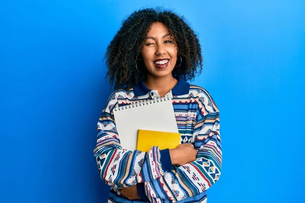 Belle Femme Afro Américaine Avec Des Cheveux Afro Tenant Des — Photo