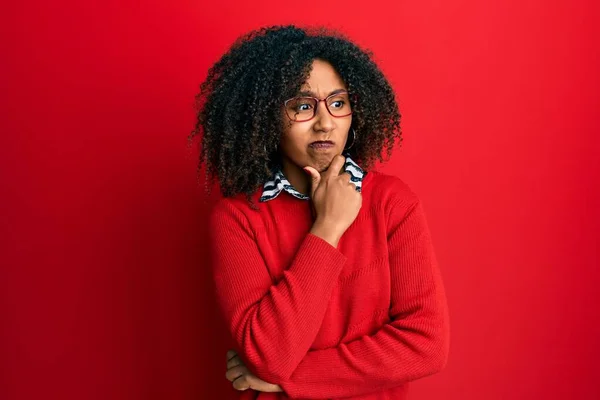 Hermosa Mujer Afroamericana Con Pelo Afro Vistiendo Suéter Gafas Pensando — Foto de Stock