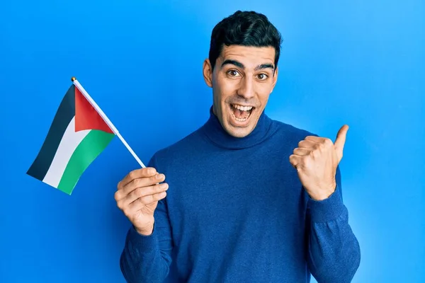 Snygg Latinamerikansk Man Med Jordaniaflaggan Pekande Tumme Upp Till Sidan — Stockfoto