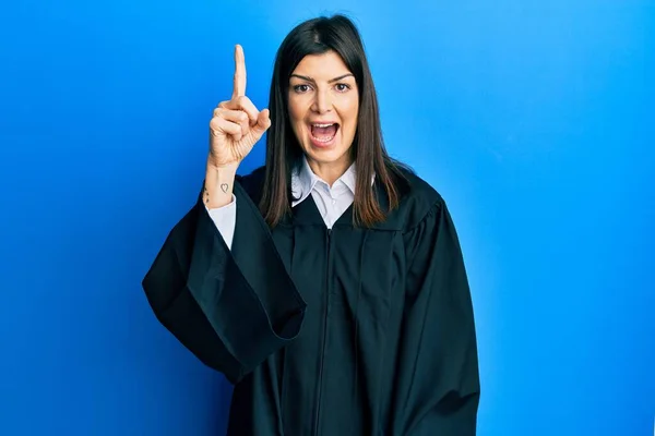 Mujer Hispana Joven Vistiendo Uniforme Juez Señalando Con Dedo Hacia —  Fotos de Stock