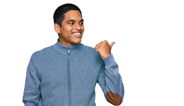 Jovem Homem Hispânico Bonito Vestindo Camisola Casual Sorrindo Com Rosto — Fotografia de Stock