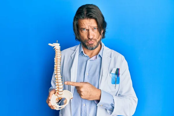 Homem Traumatologista Bonito Meia Idade Segurando Modelo Anatômico Coluna Vertebral — Fotografia de Stock