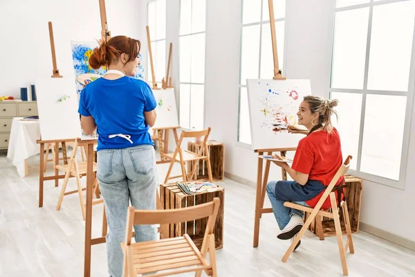两名女艺术家笑着在艺术学校画快乐画 — 图库照片