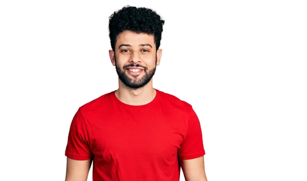 Jonge Arabische Man Met Baard Draagt Casual Rood Shirt Met — Stockfoto
