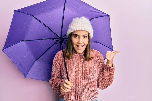 Jonge Mooie Vrouw Met Paarse Paraplu Wijzen Duim Naar Zijkant — Stockfoto