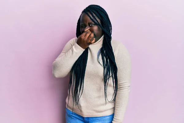 Jeune Femme Noire Avec Des Tresses Portant Pull Hiver Décontracté — Photo