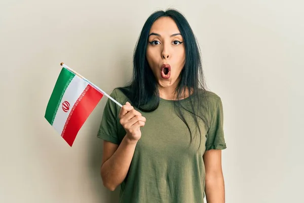 Menina Hispânica Jovem Segurando Bandeira Iran Assustado Espantado Com Boca — Fotografia de Stock