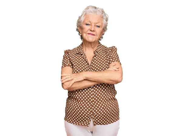 Senior Mulher Cabelos Grisalhos Vestindo Roupas Casuais Rosto Feliz Sorrindo — Fotografia de Stock