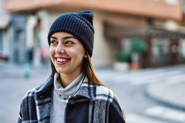 Jonge Spaanse Vrouw Glimlachend Gelukkig Staande Stad — Stockfoto