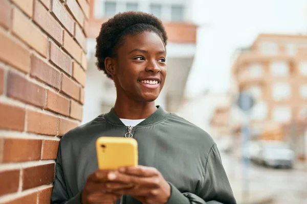 Mladý Africký Americký Dívka Usměvavý Šťastný Pomocí Smartphone Městě — Stock fotografie