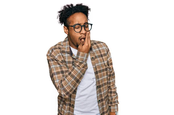 Mladý Afroameričan Plnovousem Neformálním Oblečení Brýlích Znuděně Zíral Unaveně Zakryl — Stock fotografie
